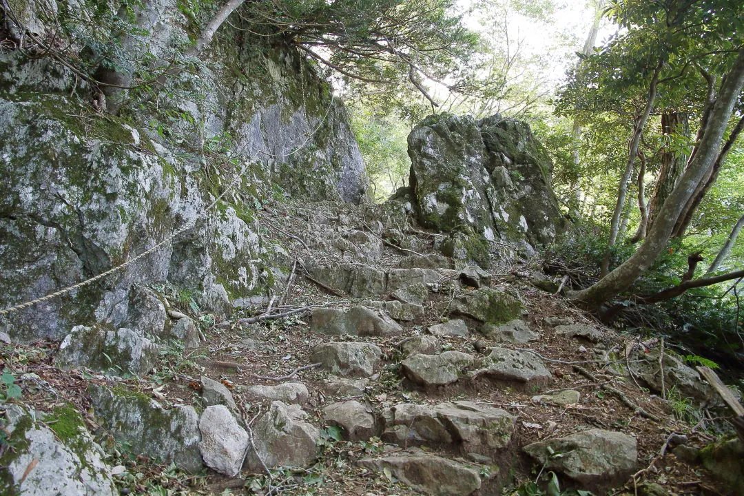 岩場の登山道