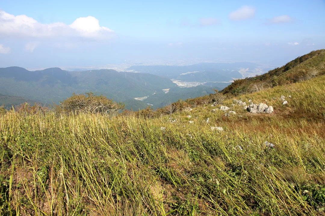 登山道から霞んだ琵琶湖