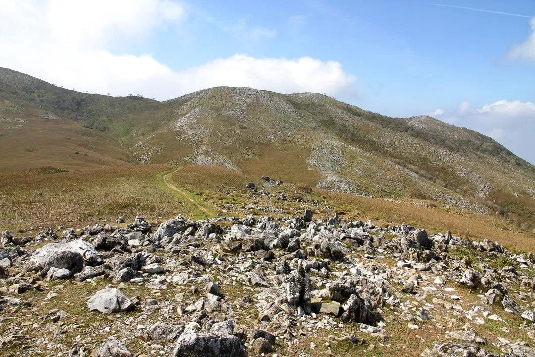 経塚山から登山道