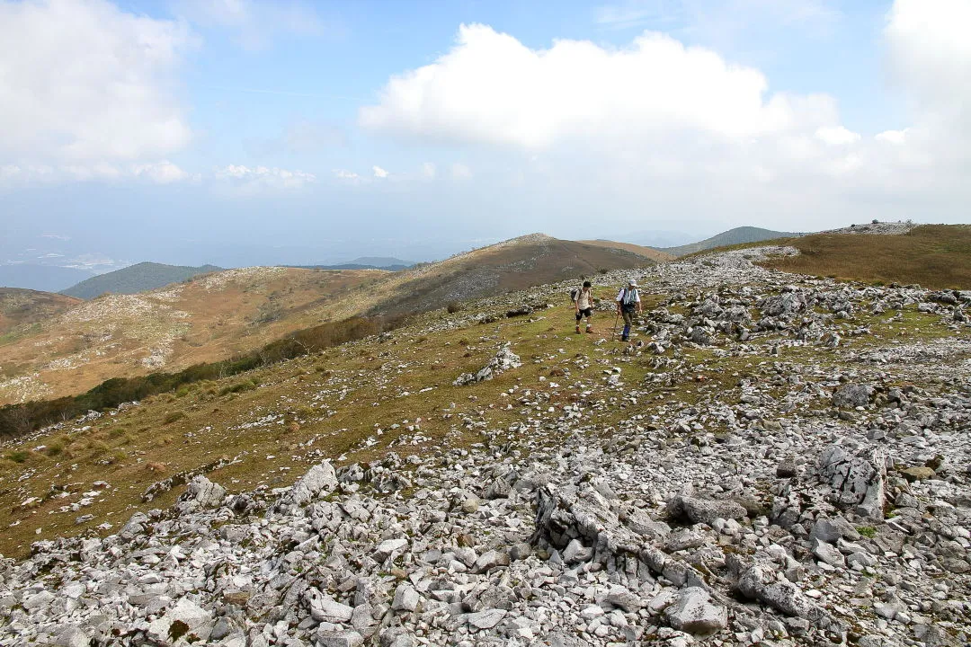 経塚山から登ってくる登山者