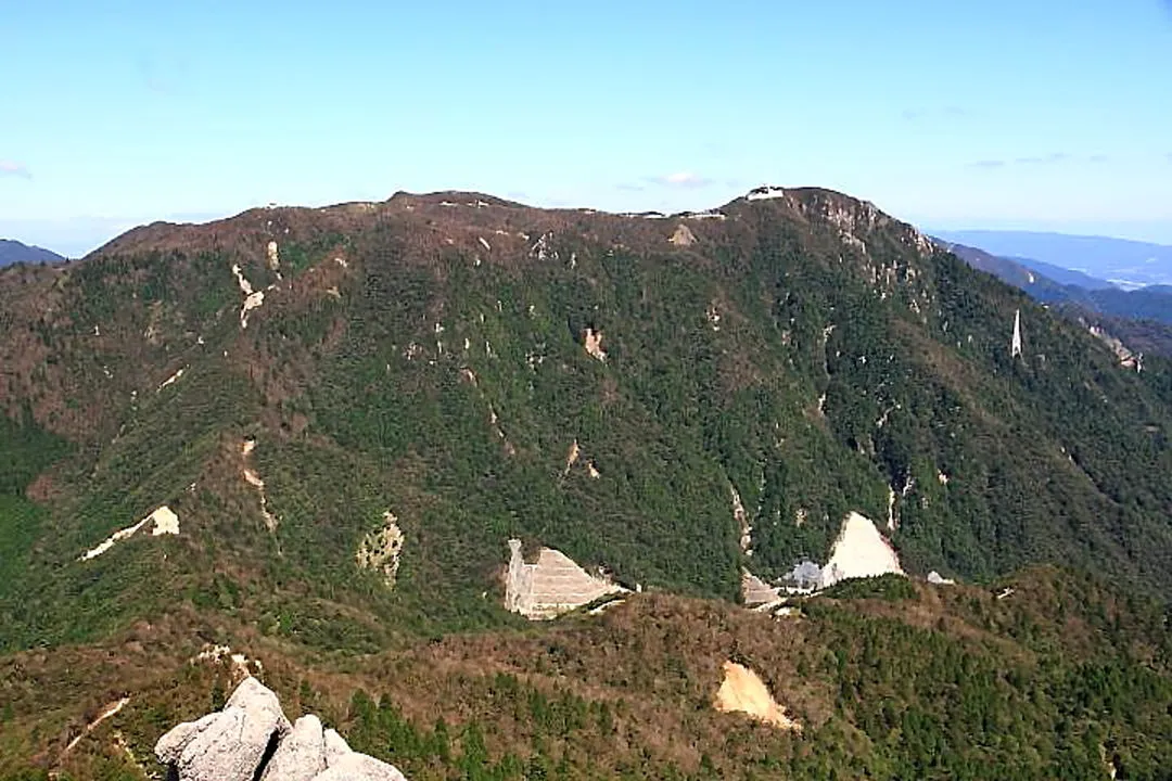 鎌ヶ岳山頂から御在所岳を望む