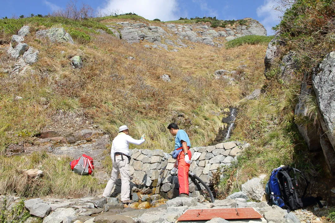 水場の登山者