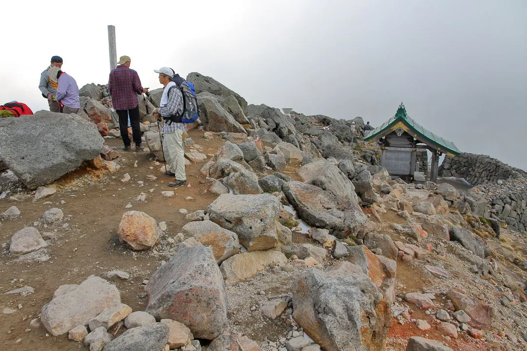 御前峰山頂と白山奥宮