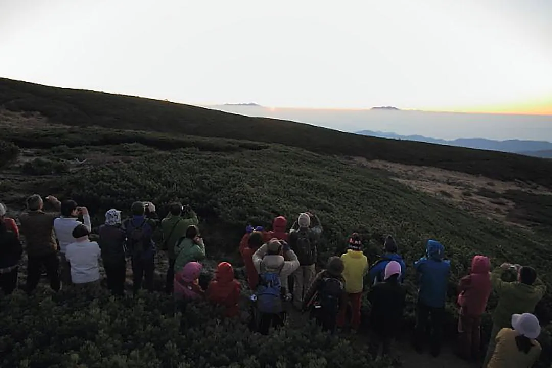 室堂前で御来光を待つ登山者