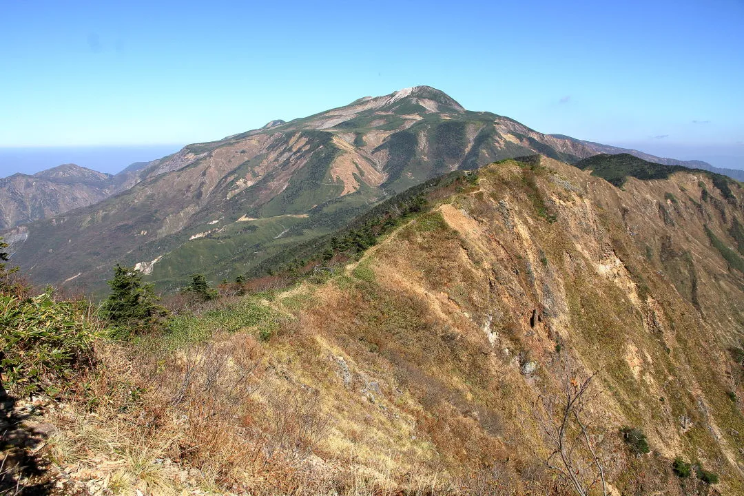 南縦走路から白山を振返る