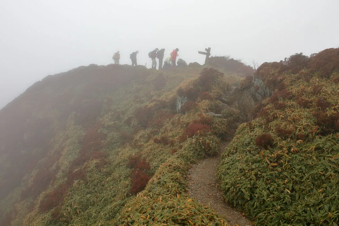 霞む三嶺山頂