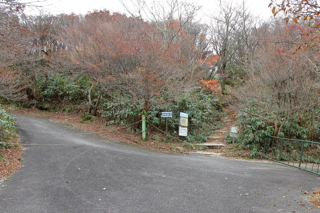 県境稜線の登山道へ