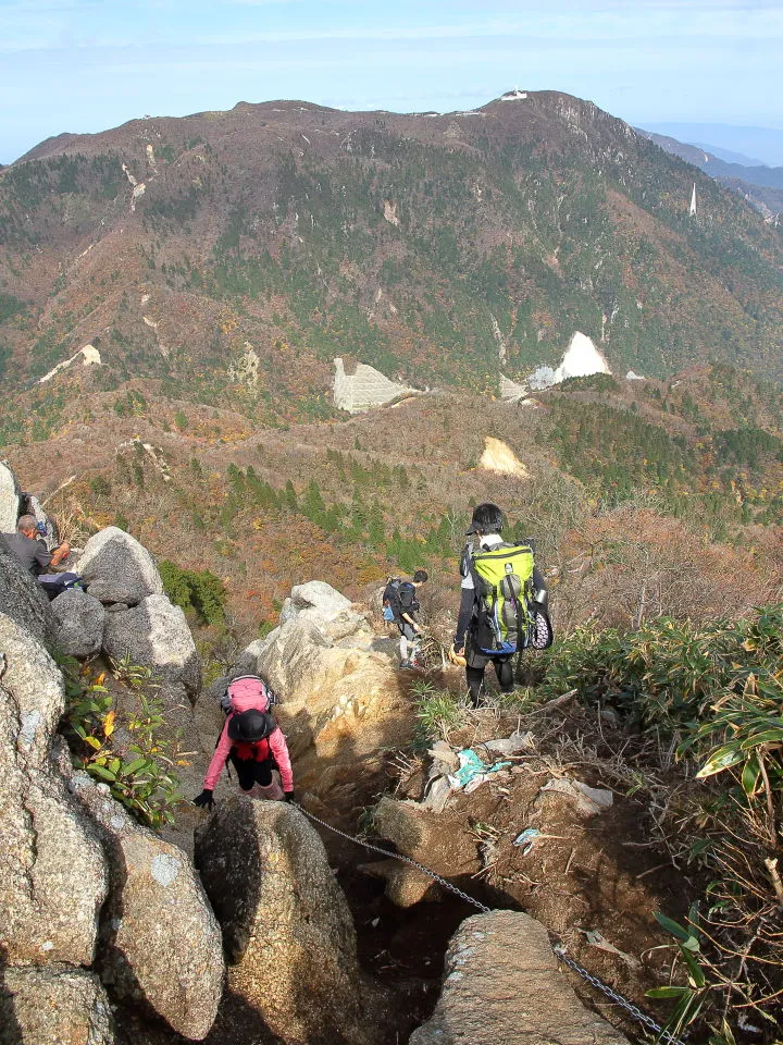 県境稜線と鎖場の登山道