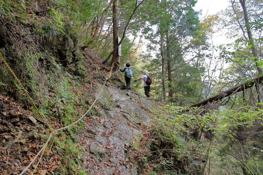 裏登山道の岩場は滑りやすい