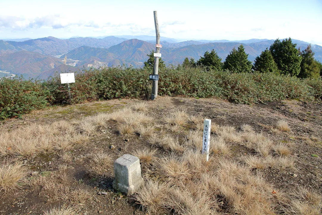 東床尾山山頂の三角点