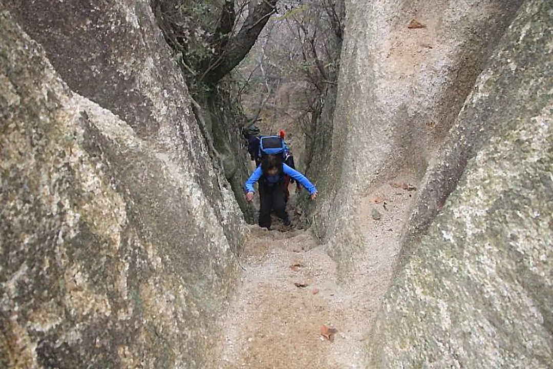 狭い岩間の登山道