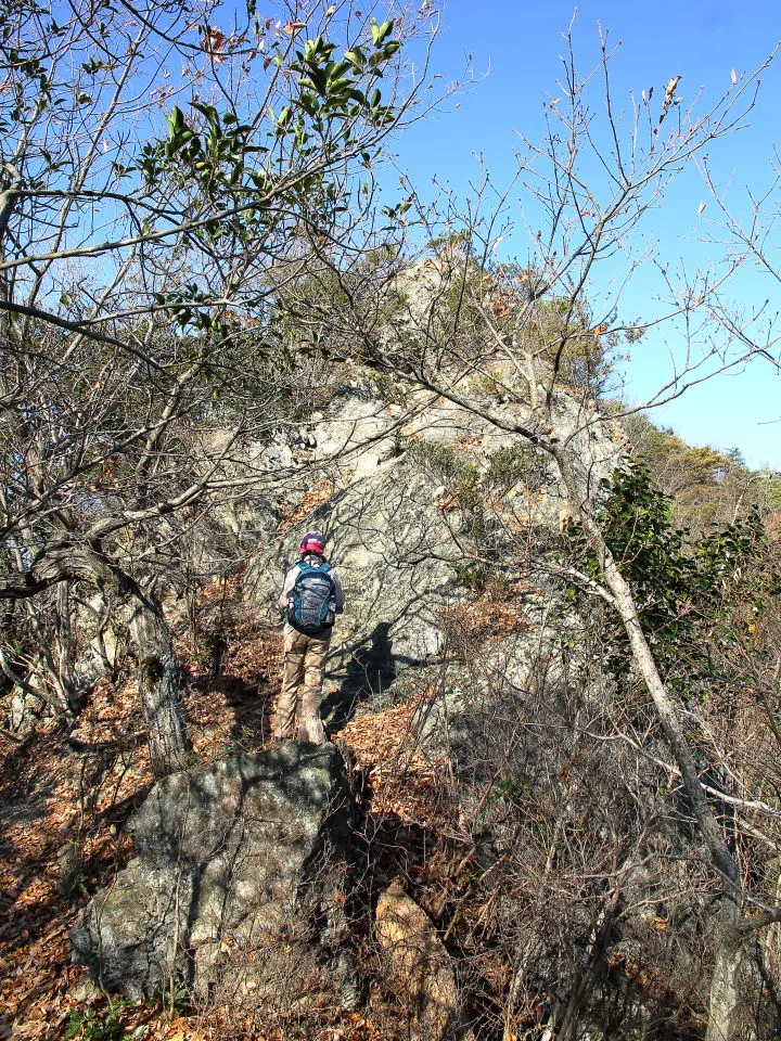 岩場が続く登山道