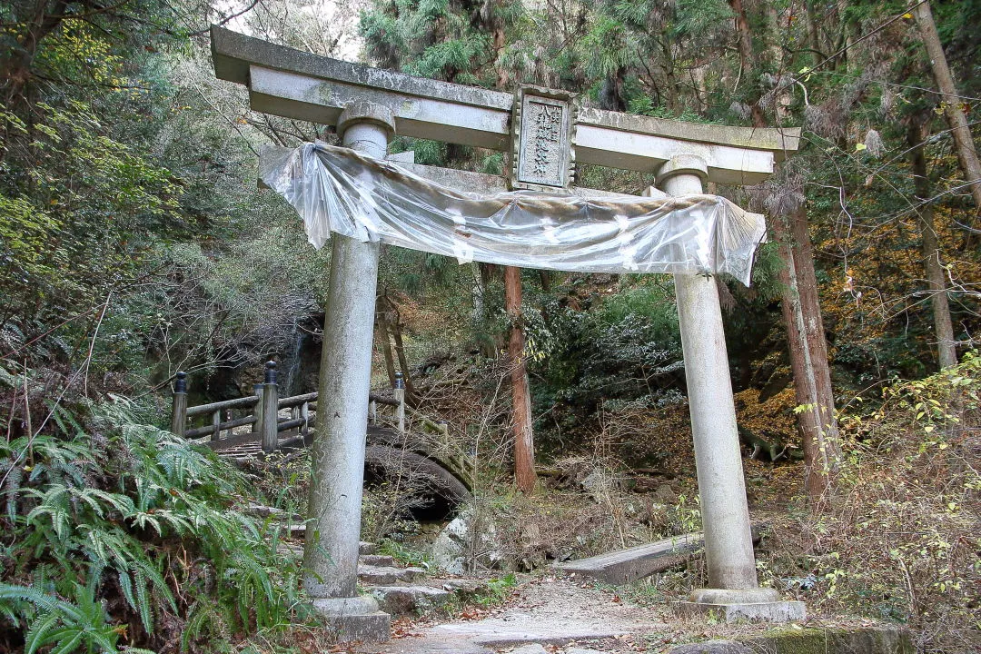 太鼓橋前の鳥居