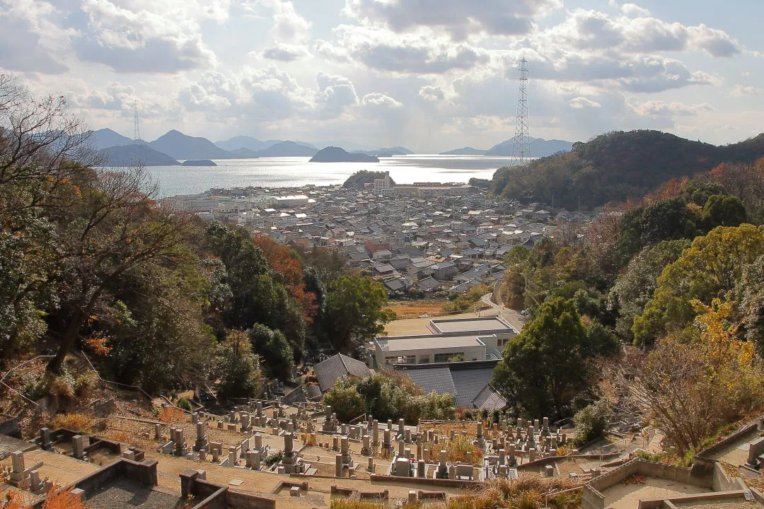 正面に小久野島