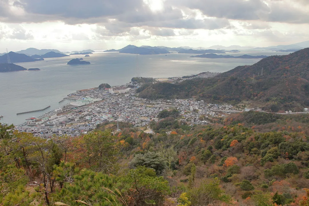 大崎上島と左の小久野島・松島