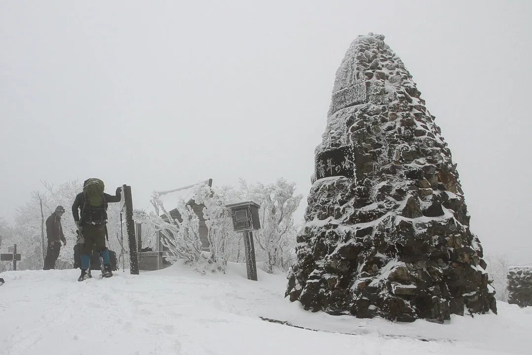 綿向山頂上の青年の塔