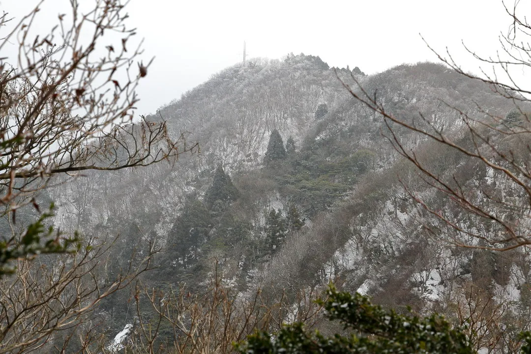 霞む三岳山頂