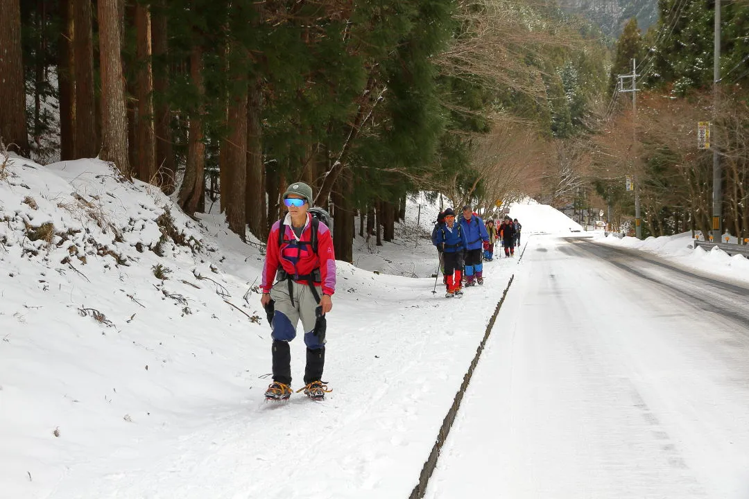 洞川温泉に向かう下山者