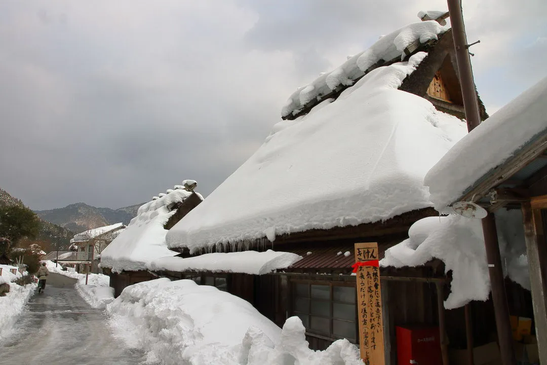 雪を載せた茅葺屋根