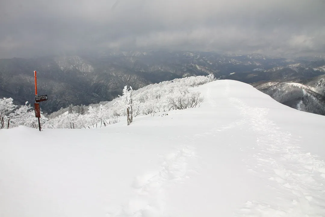 山頂から釣瓶岳側