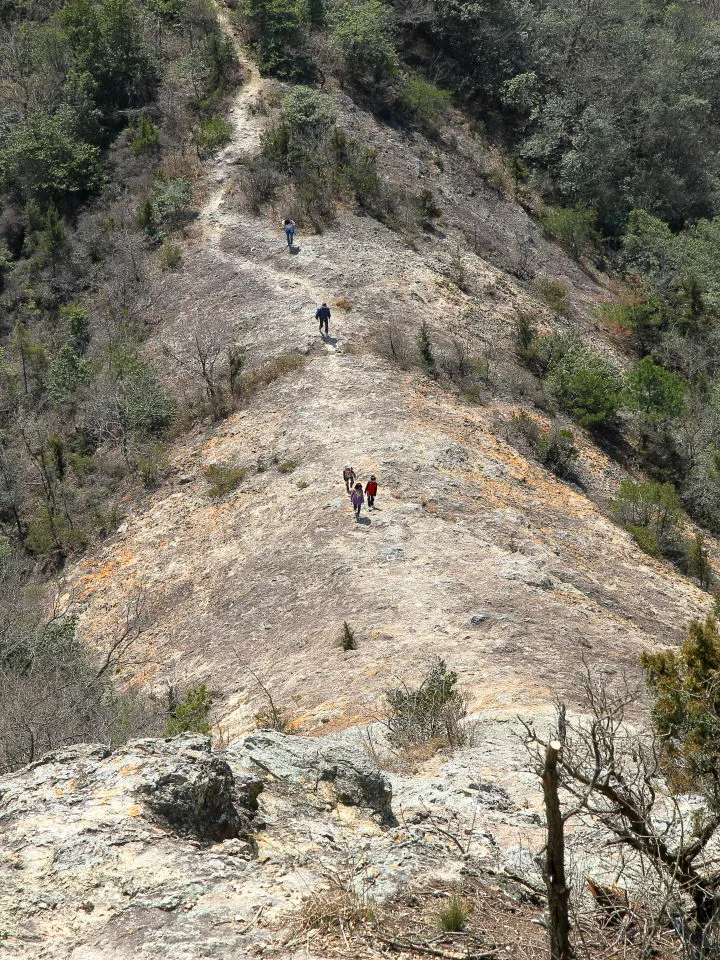 紅山の岩場