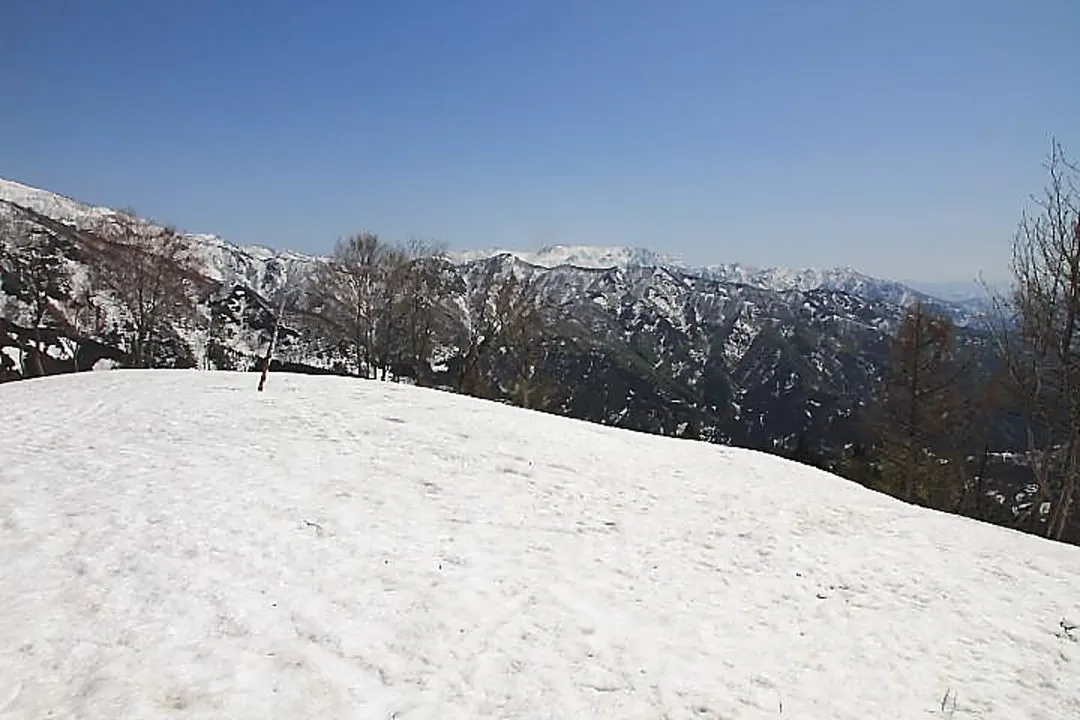 残雪の峰々