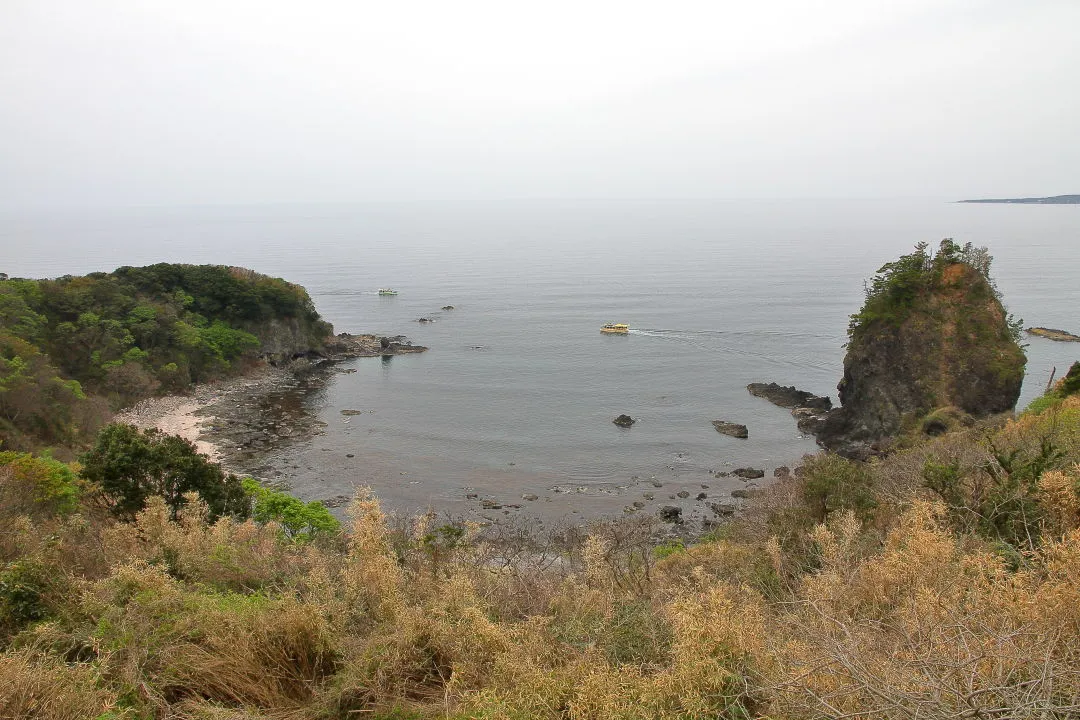 鷹の巣岩（右）