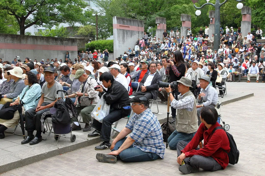 花舞台鑑賞の人々