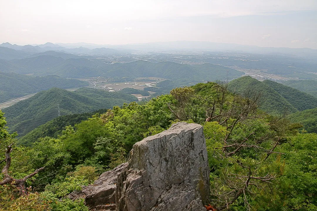 山頂前の岩場から