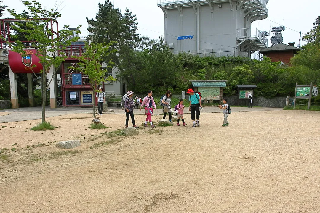 摩耶山星の駅前