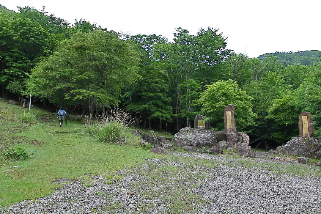 広場から登山道へ