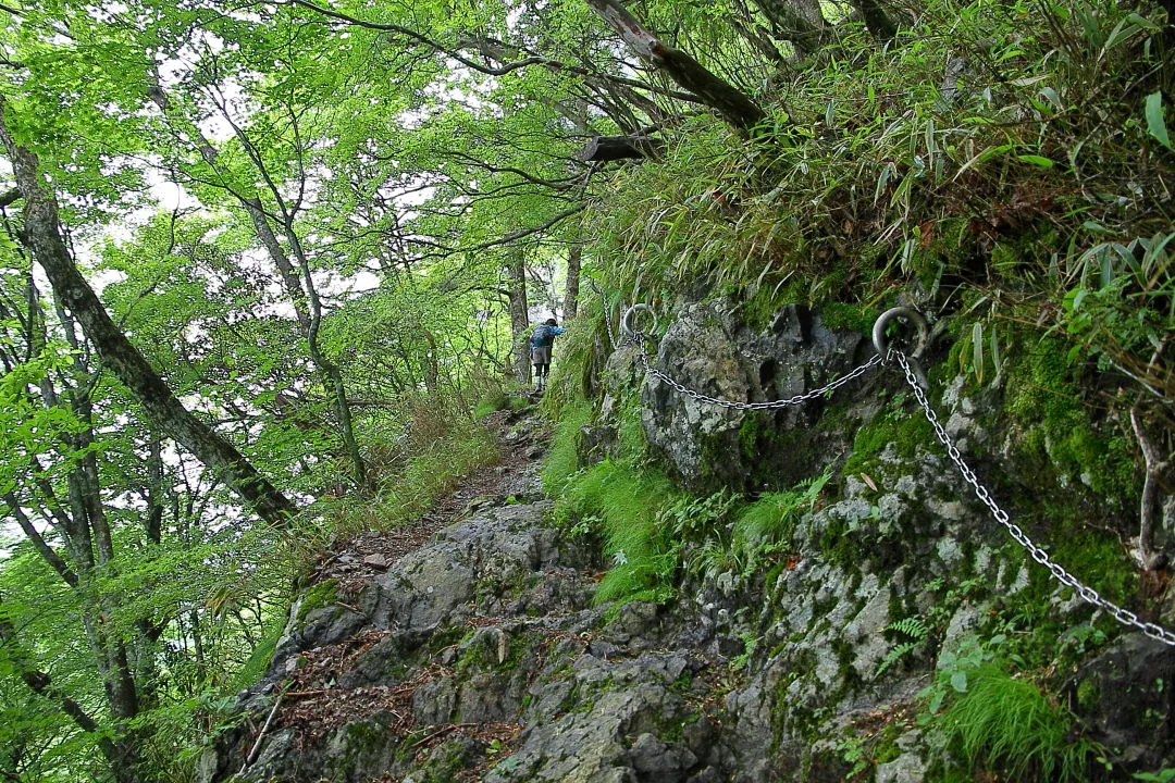 岩棚の登山道