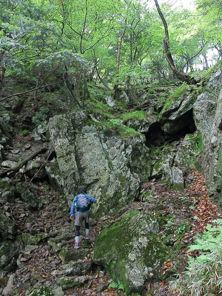 岩の階段になった登山道