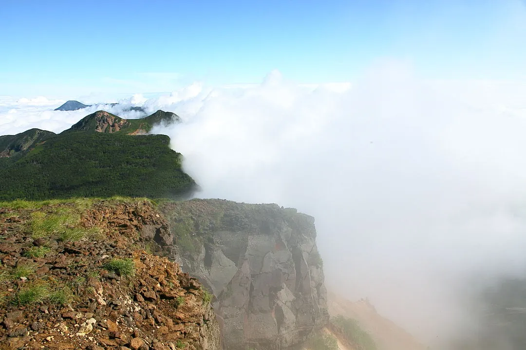 硫黄岳の火口跡上部