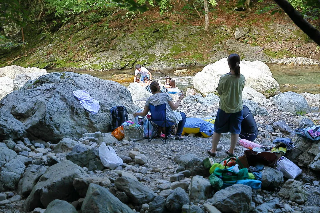 山上川で遊ぶ家族
