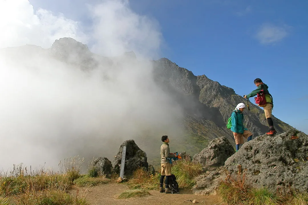 焼岳展望台と雲間の焼岳