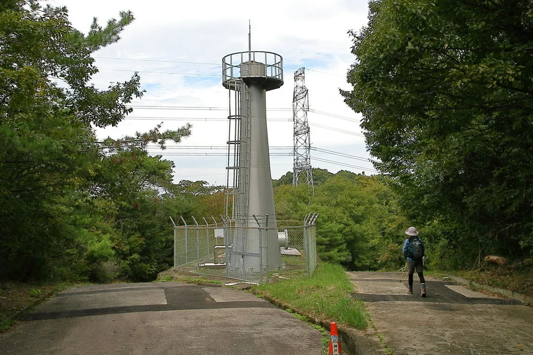 階段前の水道局の設備