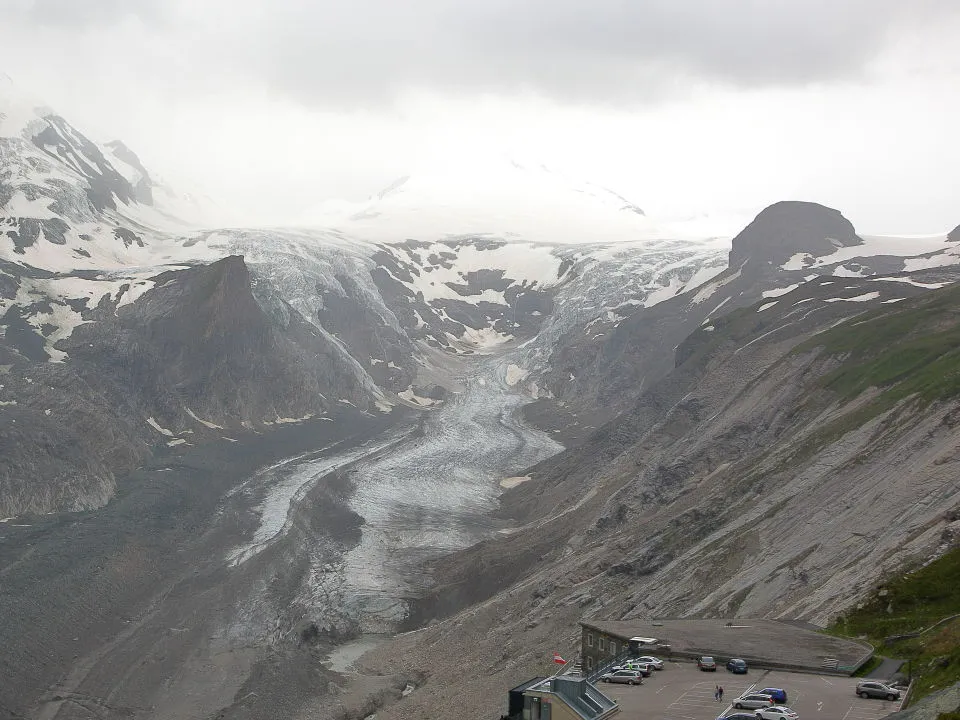 霞むパステルツェ氷河