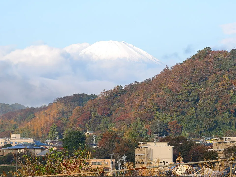 雲間から姿を現す富士山