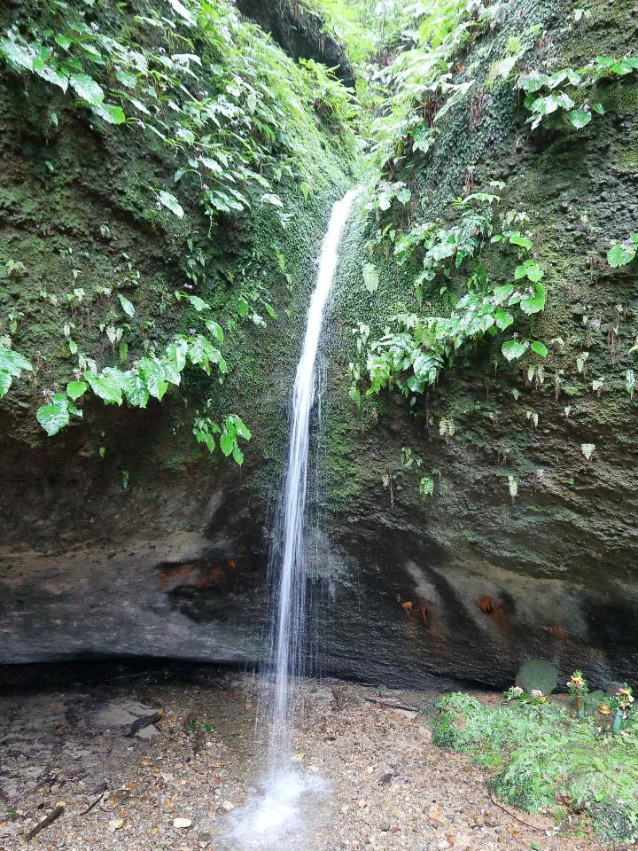 仏谷洞窟の滝