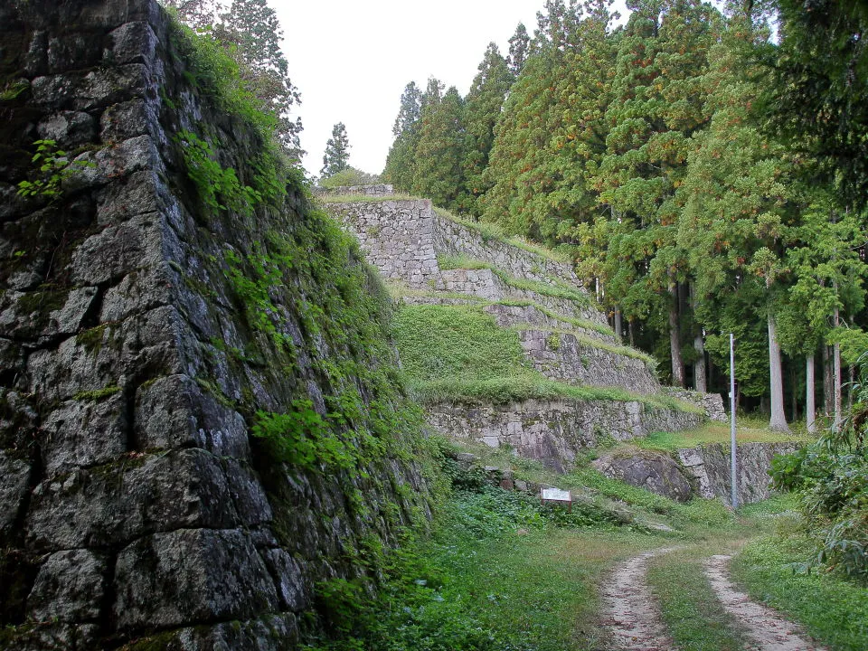 岩村城本丸虎口の石垣（六段壁）