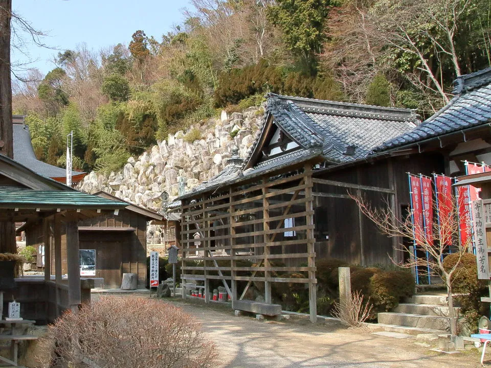 観音正寺　印象的な石積み