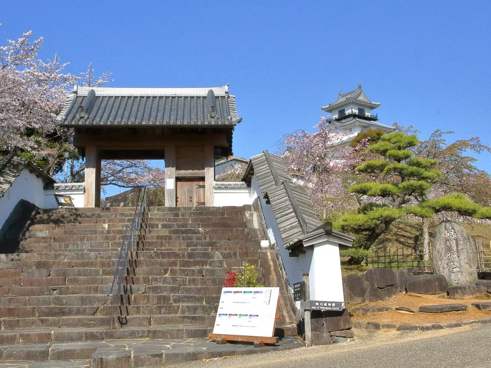 掛川城　四足門と天守