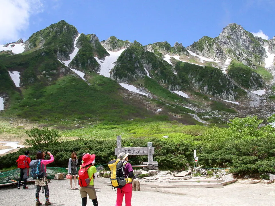 剣ヶ池前広場から