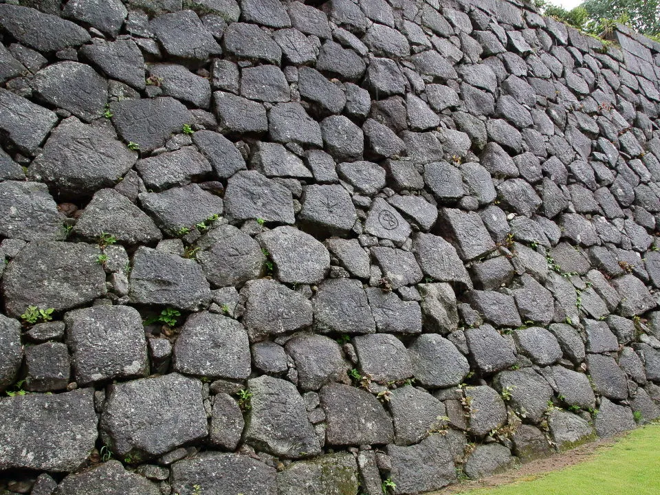 金沢城　紋？の彫がある石垣