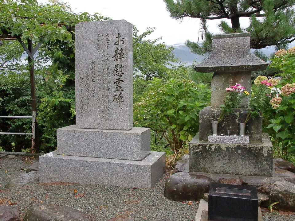 丸岡城　お静慰霊碑