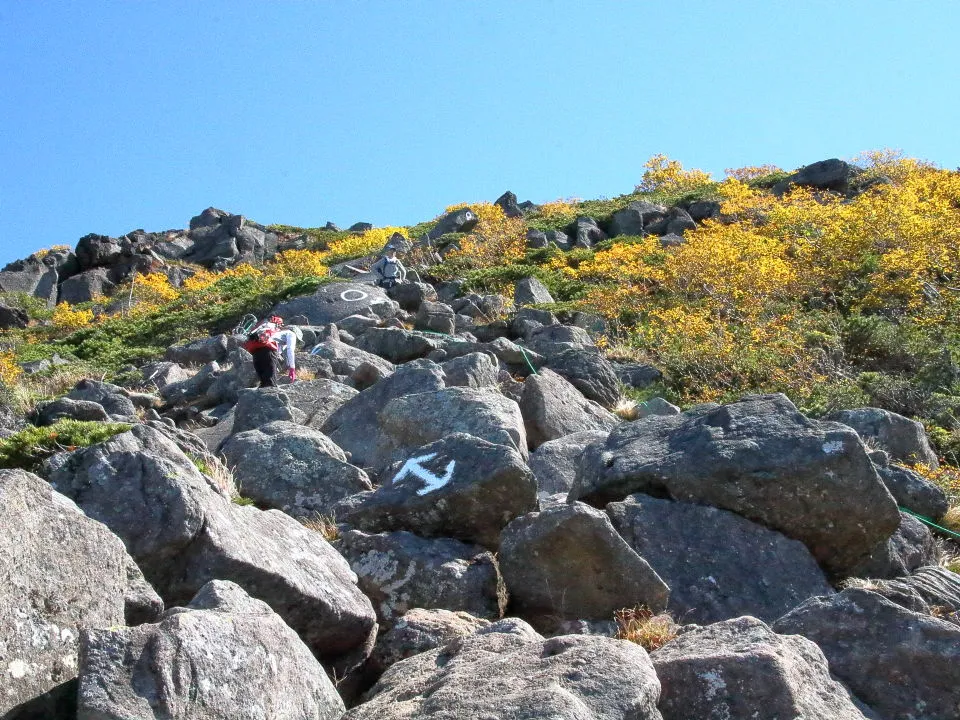 西天狗岳山頂への岩場道