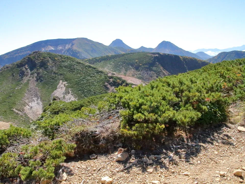 鞍部から根石岳と南八ヶ岳