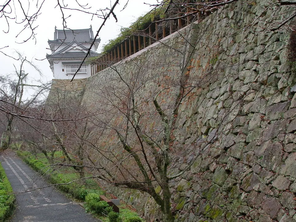 津山城　切手門跡から備中櫓と石垣