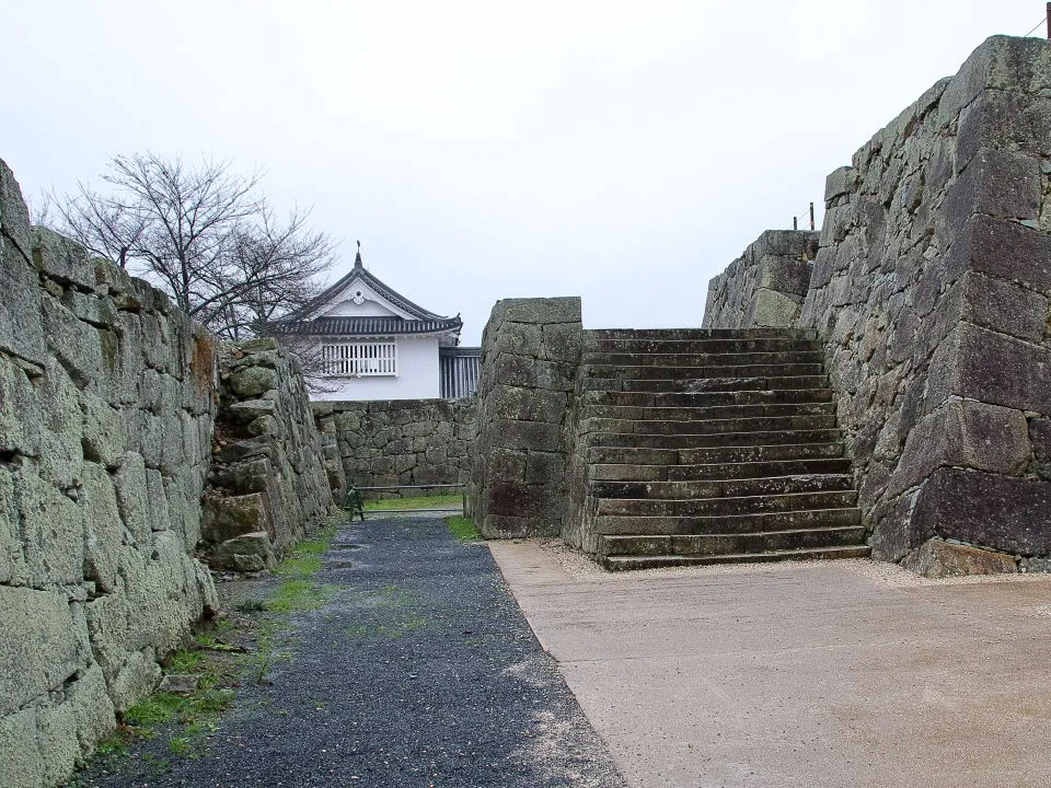 津山城　天守仕切門（六番門）越しに備中櫓